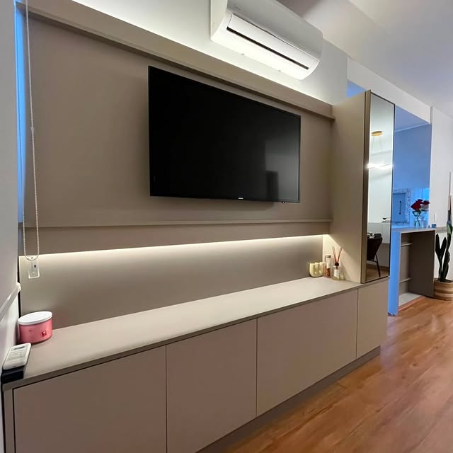 Sala de estar entregue a nossa cliente✨️
Detalhe na iluminação em Led, ficou linda.

Móveis em MDF.

#moveissobmedida #móveisplanejados #interiordesign #versalimoveis